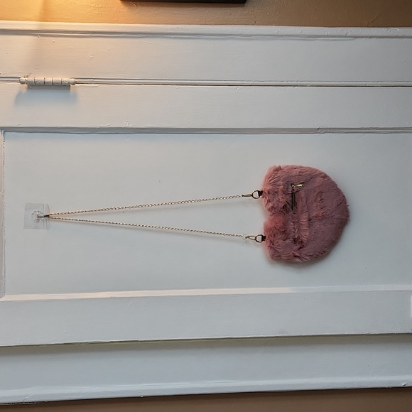 PlNK FUZZY HEART SHAPED PURSE NWOT - Picture 3 of 7